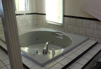 Econo Lodge Norwalk Ngoại thất bức ảnh